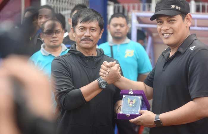Pelatih Indra Sjafri saat memberikan arahan ke sejumlah pemain SSB di stadion Brawijaya.