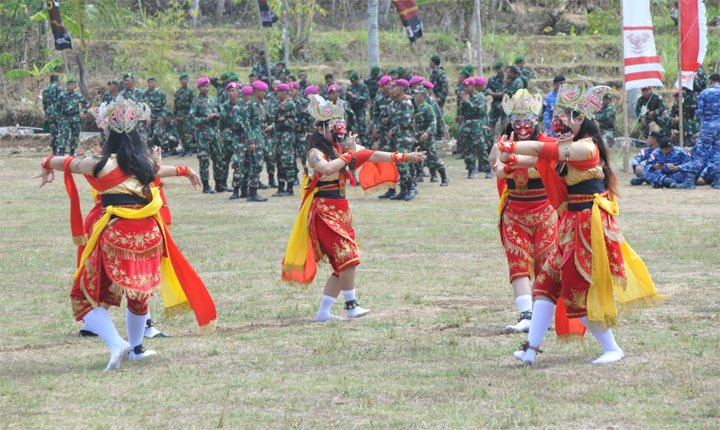 Karang Taruna Desa Kedungsalam menampilkan Tari Bapang dalam penutupan TMMD 106.
