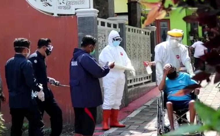 Satgas Covid-19 Kota Blitar dan Tim Covid Hunter Polres Blitar saat menjemput salah satu warga positif Covid-19 yang menjalani isolasi madiri.