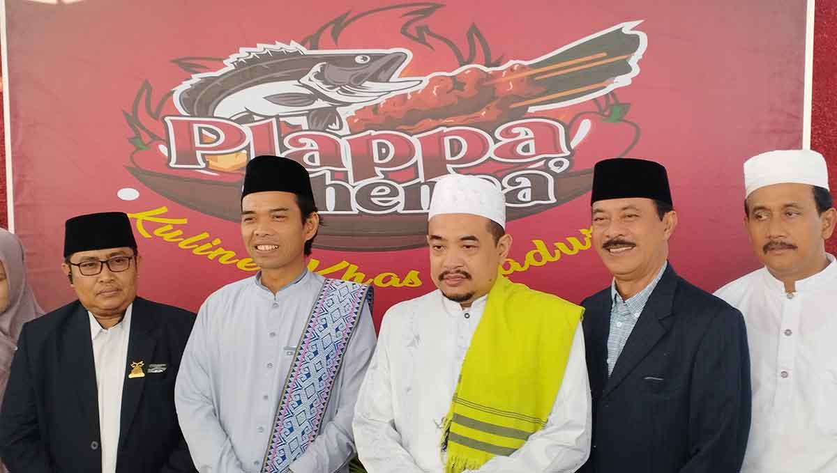 Ustad Abdul Somad saat meresmikan Cafe dan Resto Palappa Genna