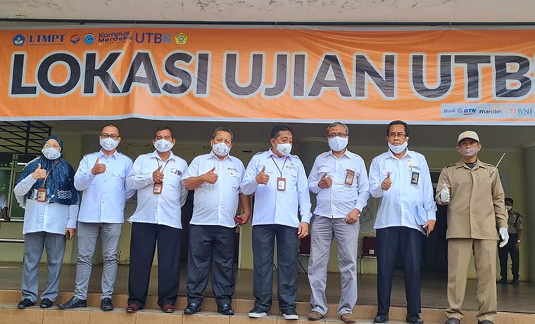 Rektor UTM Moh. Syarif bersama panitia UTBK UTM foto bersama setelah memantau peserta UTBK hari pertama di gedung laboratorium terpadu, Senin 12 April 2021.
