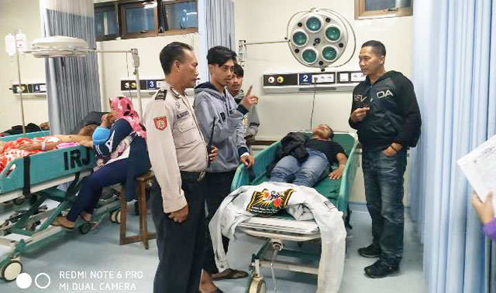 Petugas mengevakuasi korban ke RSUD Sidoarjo.