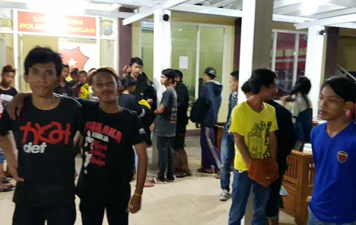 Puluhan anak punk saat dibawa ke Mapolres Lamongan.
