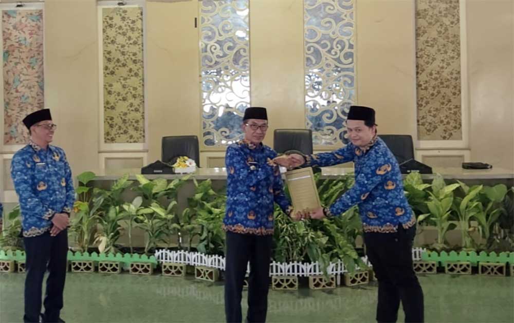 Bupati Pamekasan KH. Kholilurrahman saat menyerahkan SK CPNS secara simbolis di Pendopo Ronggosukowati.