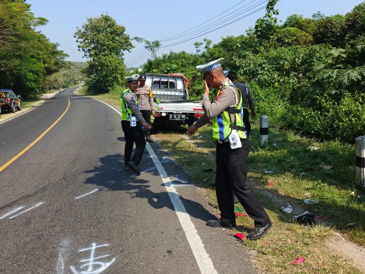 Anggota Gakkum Satlantas Polres Lamongan saat melakukan olah TKP