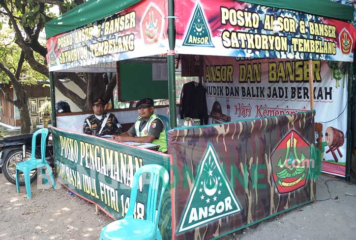 Posko pengamanan lebaran yang didirikan Banser di Jalan Raya Desa Sentul, Kecamatan Tembelang, Kabupaten Jombang. foto: ROMZA/ BANGSONLINE