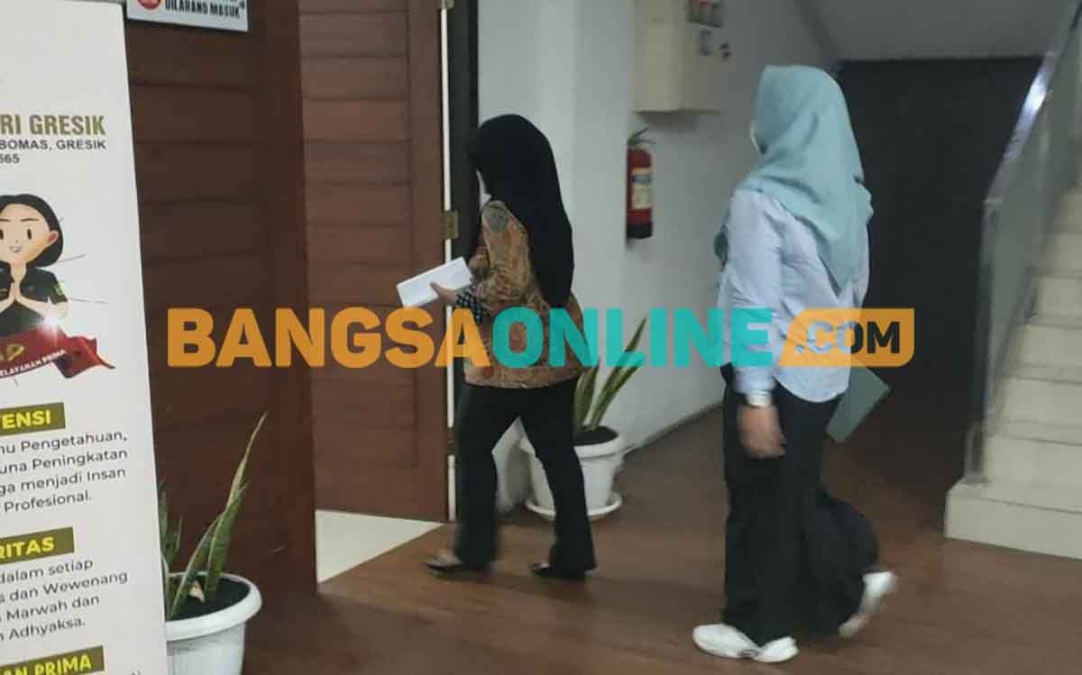 Fransiska Dyah Ayu Puspitasari saat menuju ruang Pidsus Kejari Gresik sebelum ditahan. Foto: SYUHUD/ BANGSAONLINE