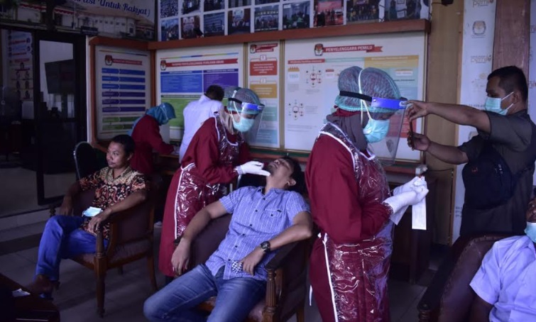 Ketua KPU Jombang, Athoillah saat menjalani tes swab.