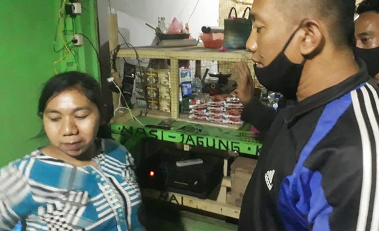 Petugas Satpol PP saat merazia salah satu warung remang-remang.