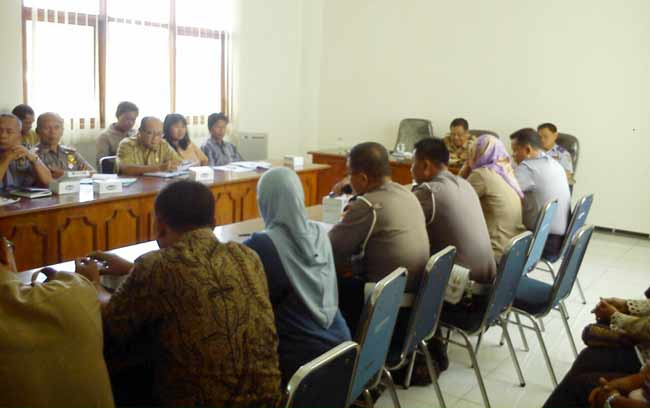 Suasana mediasi antara pedagang Terminal Kebonsari dan pedagang area parkir pantai Boom, Tuban. foto: udin/ BANGSAONLINE