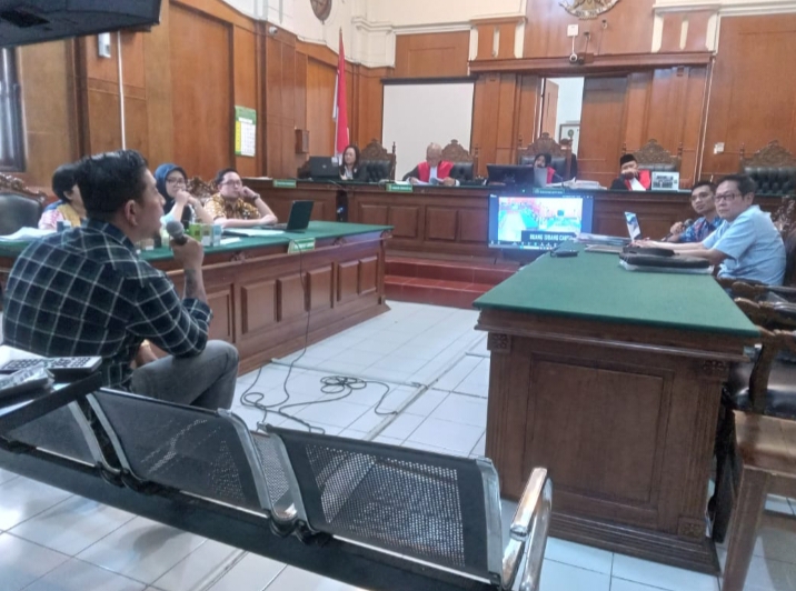Suasana persidangan kasus sengketa merek minyak kutus-kutus