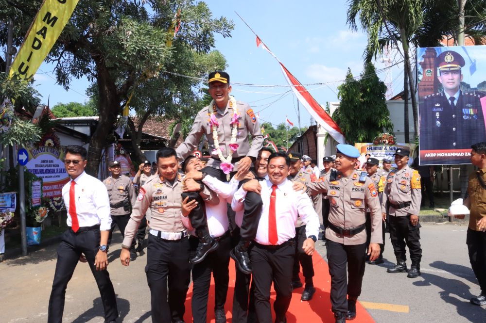 Farewell Parade: Lepas AKBP Zainur Rofik dan Sambut Kemas Indra sebagai Kapolres Madiun yang Baru