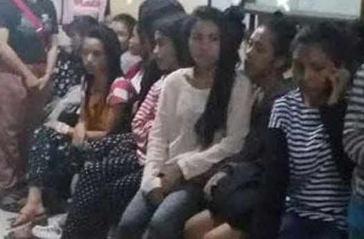 Rekan-rekan Oto saat di rumah sakit. foto: tuhu/BANGSAONLINE