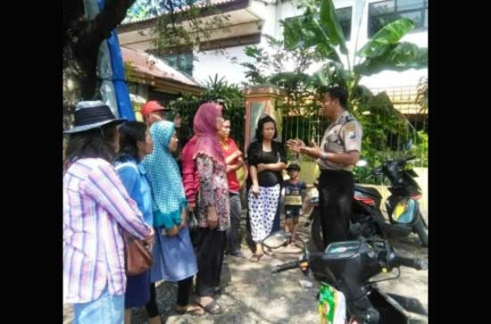 Aiptu Sudarmanto sedang memberi arahan para ibu dan anak sekolah agar tidak termakan isu penculikan.