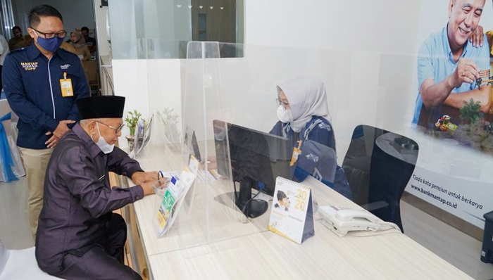 Bupati Sumenep, Dr. KH. A. Busyro Karim saat peresmian kantor baru Bank Mandiri Taspen Kantor Cabang Pembantu (KCP) Sumenep.