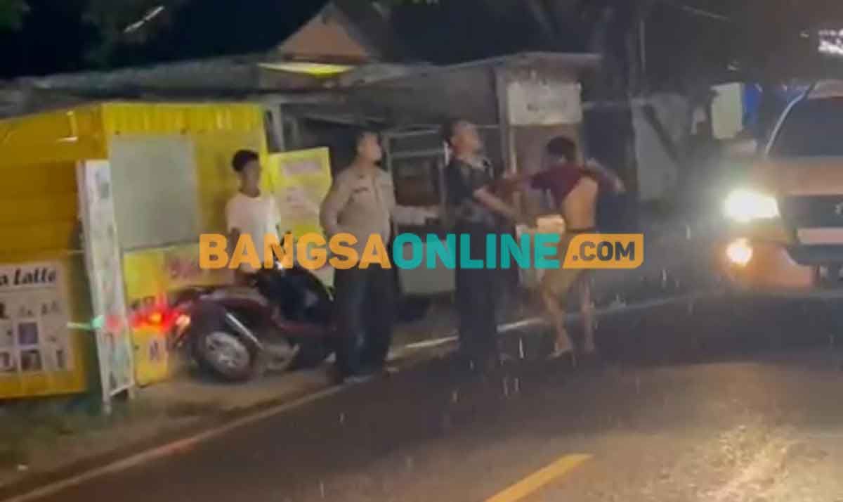 Petugas dari Polsek Ketapang, Sampang, saat berseteru dengan warga. Foto: MUTAMMIM/BANGSAONLINE