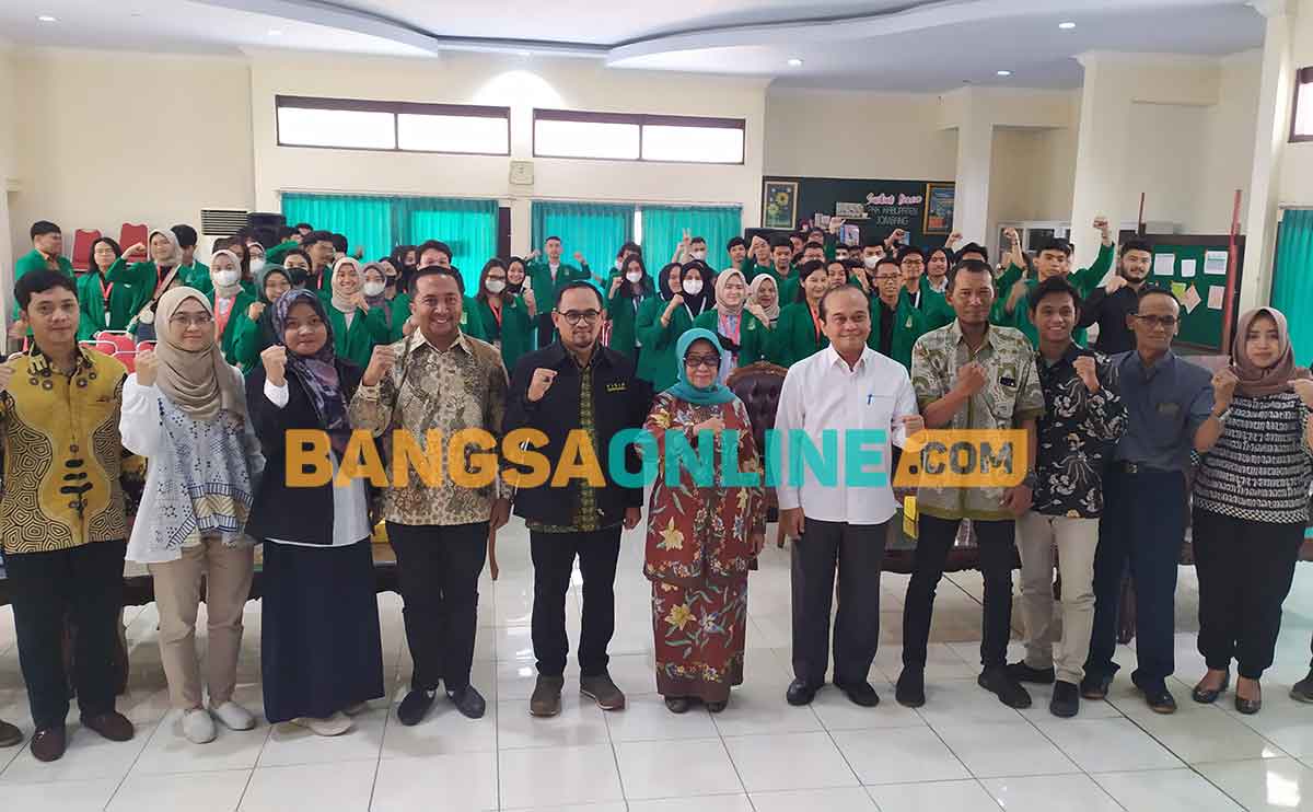 Bupati Jombang, Mundjidah Wahab, didampingi perwakilan dari civitas academica Universitas Nasional. Foto: AAN AMRULLOH/BANGSAONLINE