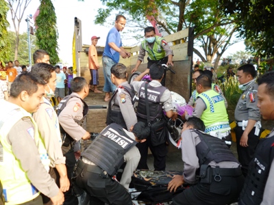 ?Petugas polisi, amankan puluhan unit motor protolan. (foto : agus hp/BANGSAONLINE