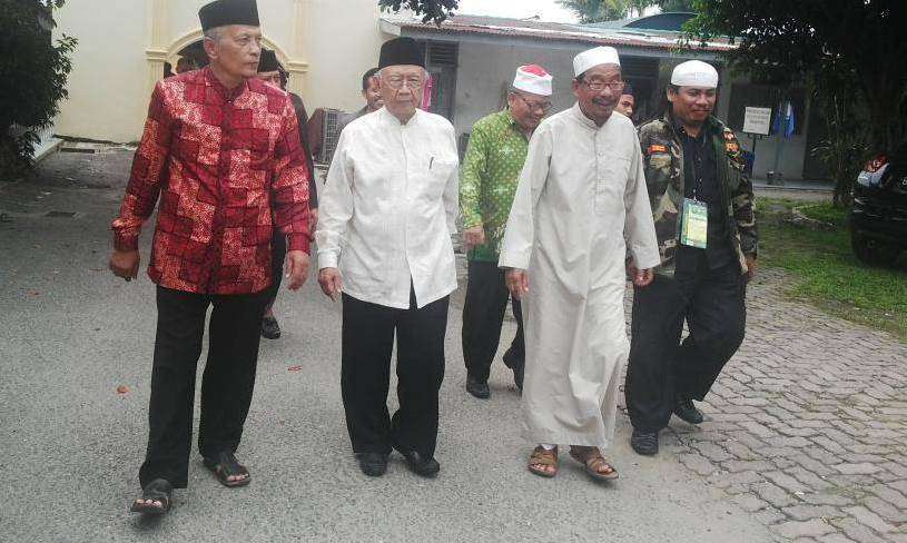Gus Solah (dua dari kiri) saat diajak berkeliling oleh Syaikh Ali Akbar (dua dari kanan) di pesantrennya. foto: BANGSAONLINE