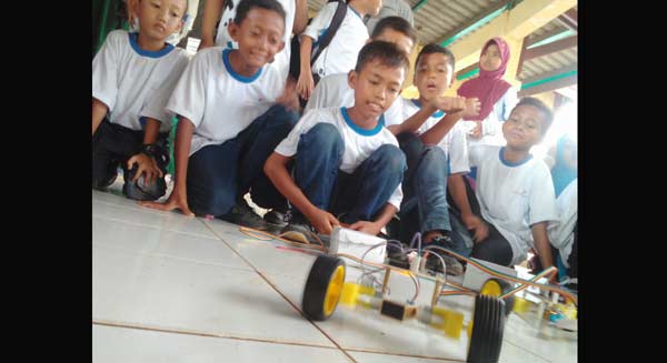 PENGALAMAN BERHARGA: Salah satu anak yatim yang berhasil merakit robot. foto: suwandi/ BANGSAONLINE