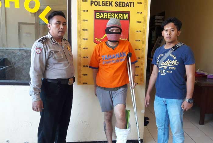 Pelaku saat diamankan di Mapolsek Sedati.