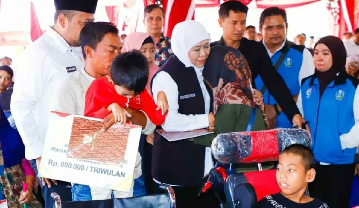 Gubernur Khofifah saat menyalurkan bantuan untuk masyarakat di Sampang.