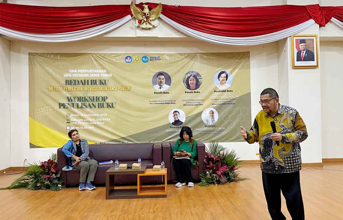 Salah satu narasumber saat memberi paparan dalam workshop penulisan buku yang digelar UPN Veteran Jatim.