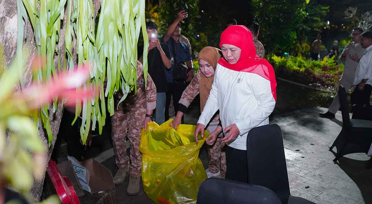 Gubernur Khofifah saat membersihkan Taman Apsari setelat Pesta Rakyat dalam rangka memperingati HUT ke-80 RI.