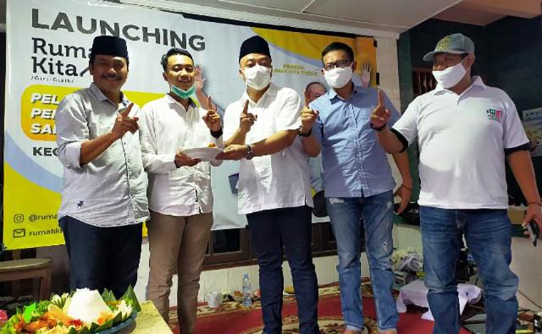 Paslon QA saat tasyakuran di Rumah Kita, Desa Menganti, Kecamatan Menganti. foto: SYUHUD/ BANGSAONLINE