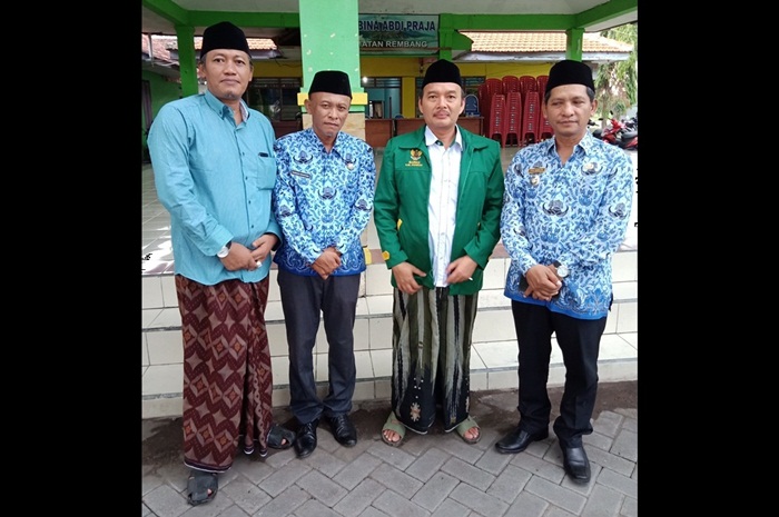 Dari kiri KH. Habibulloh, Sekcam, KH. Shonhaji dan Camat Rembang.