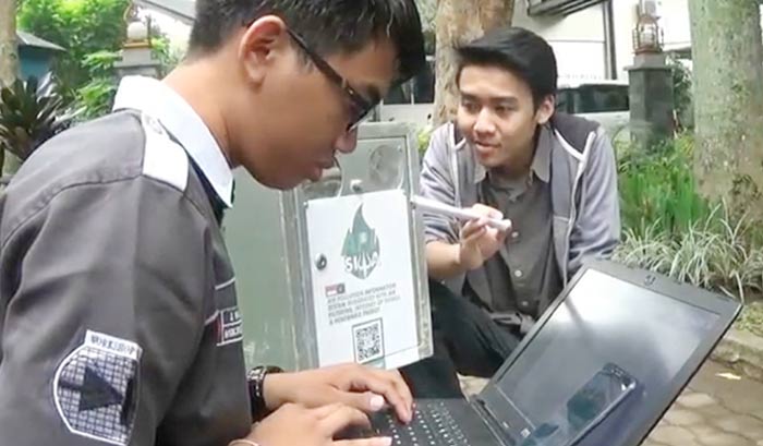 Mahasiswa Teknik Elektro UB Malang satmencoba alat ciptaannya.