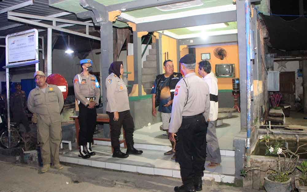 Jajaran Polres Tuban saat memantau pos kamling di Kelurahan Kebonsari.