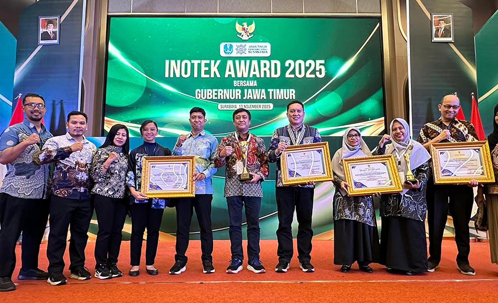 Kota Surabaya kembali mengukir prestasi membanggakan dengan meraih Juara Pertama Kategori Inovasi Daerah di ajang Penganugerahan Inovasi Daerah dan Inovasi Teknologi (Inotek) Award Provinsi Jawa Timur Tahun 2025. Foto: Hms