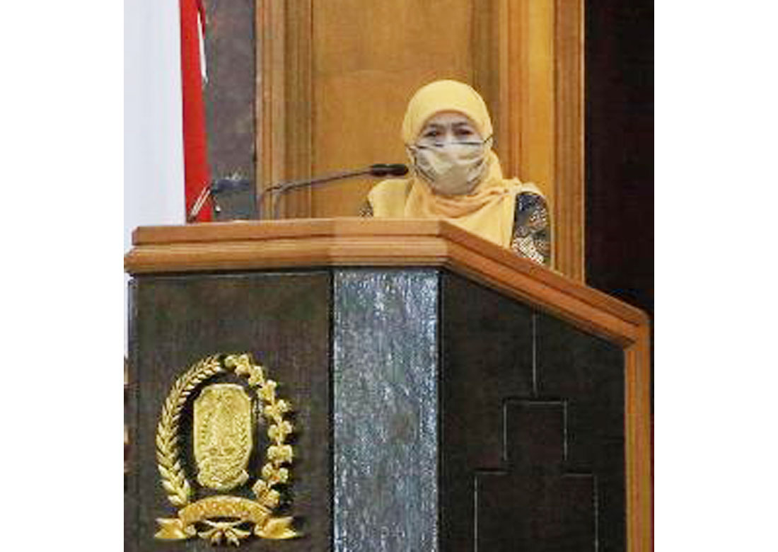 Gubernur Jawa Timur Khofifah Indar Parawansa menyampaikan Laporan Keterangan Pertanggungjawaban (LKPj) Gubernur tahun anggaran 2019 kepada DPRD Jatim dalam rapat Paripurna di Kantor DPRD Jatim, Kota Surabaya, Senin (13/4). foto: ist./ bangsaonline.com