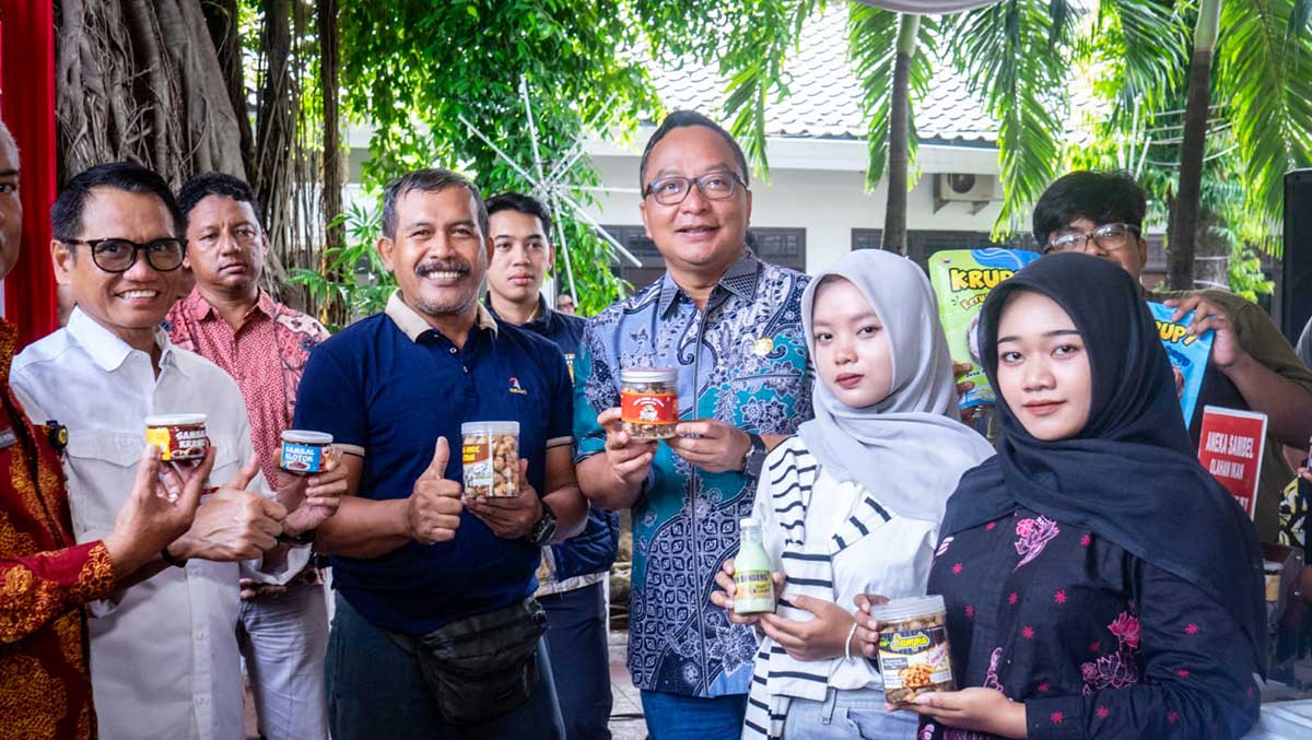 Wakil Bupati Gresik Asluchul Alif (tiga dari kanan) saat menghadiri Gerakan Pangan Murah. Foto: Ist