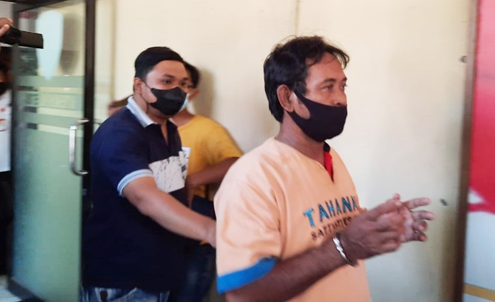 Pelaku pencabulan saat digelandang petugas Polres Tuban.