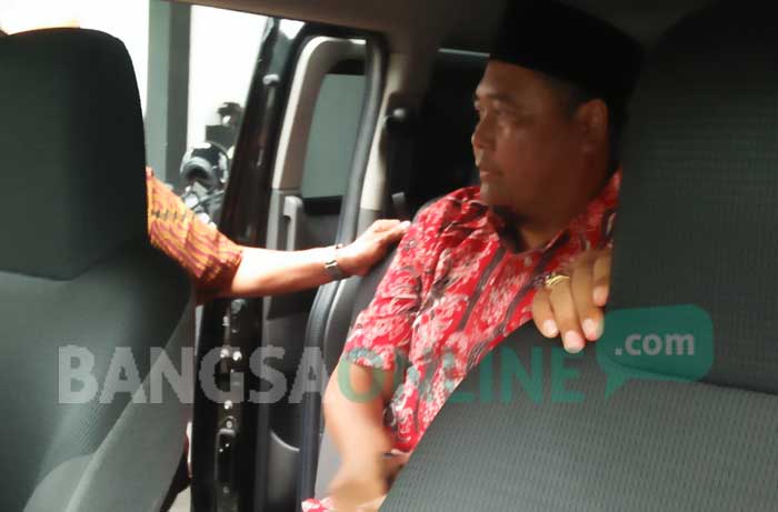 Mantan Ketua KONI Kabupaten Blitar saat akan dibawa ke Lapas kelas II B Blitar. foto: AKINA/ BANGSAONLINE