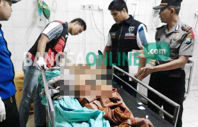 Petugas saat mengevakuasi jasad korban. foto: dendi martoni/BANGSAONLINE