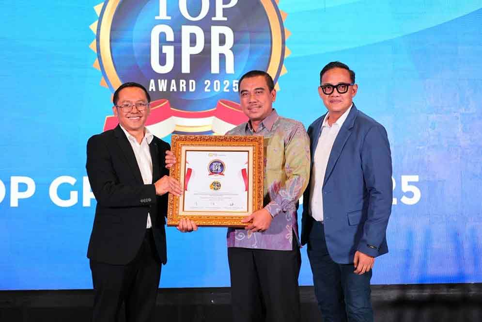 Kepala Bagian Pemberitaan, Media, dan Hubungan Antar Lembaga (PMHAL) Biro Humas dan Protokol, Bagas Agung Wibowo, menerima penghargaan mewakili Kepala Biro Humas dan Protokol. (Ist)