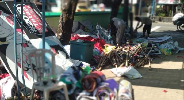 Bangkai APK yang masih menumpuk di Bawaslu Pacitan. foto: Yuniardi Sutondo/ BANGSAONLINE
