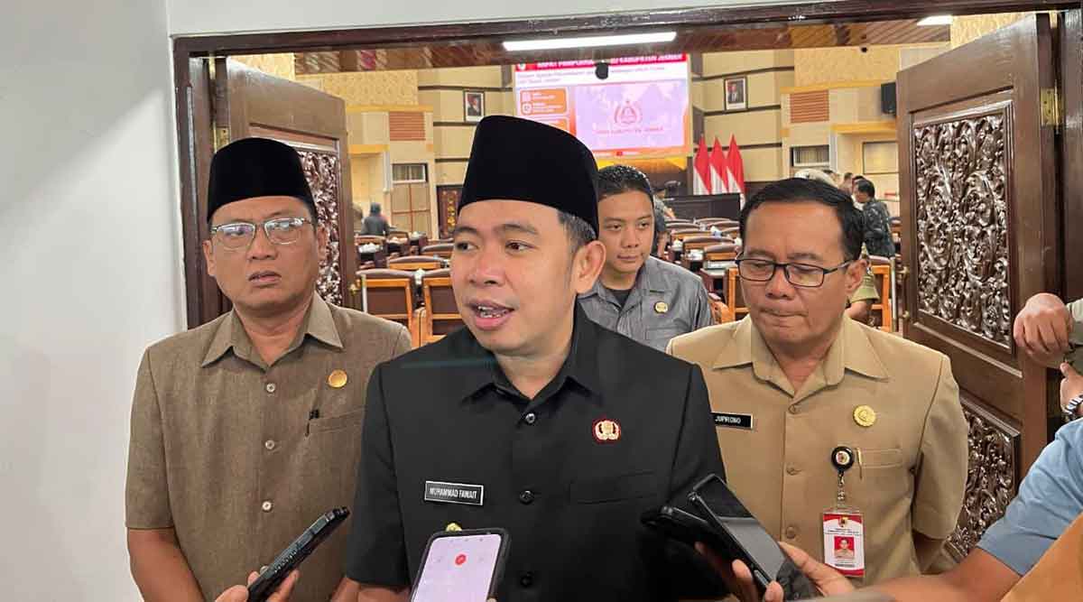 Bupati Jember saat memberi keterangan ke awak media.