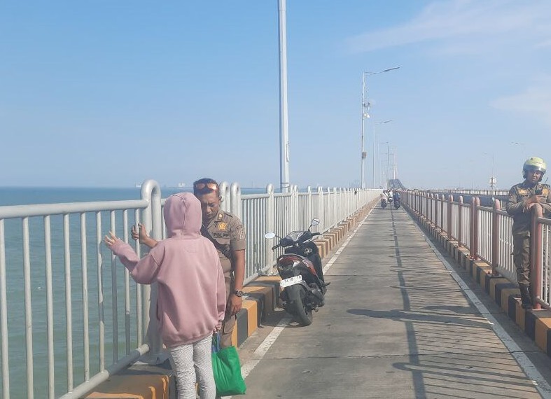 Petugas saat mencoba membujuk dan mengevakuasi LE