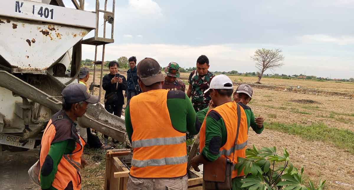 TMMD ke-126 Sidoarjo Pasang PJU di Kedondong