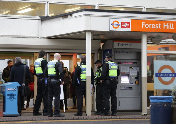 Polisi berjaga di stasiun Forrest Hill. foto: repro mirror.co.uk