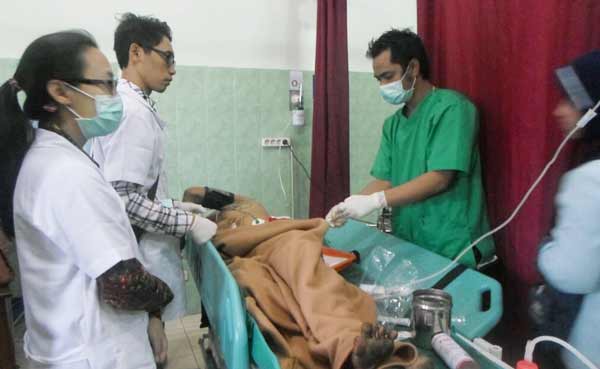 TERKAPAR. Korban pembacokan, M Zaini mendapat perawatan medis di RSUD Sidoarjo. Foto: catur andy/BANGSAONLINE