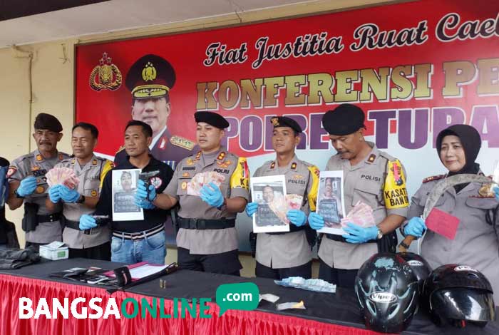 Kapolres Tuban AKBP Nanang Haryono saat merilis foto tersangka beserta barang bukti.
