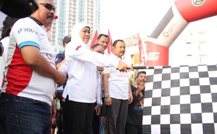 Gubernur Jawa Timur Khofifah Indar Parawansa didampingi Pemimpin Umum HARIAN BANGSA dan BANGSAONLINE.com M Mas