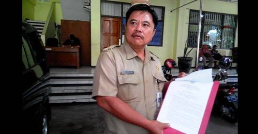 Kabag Umum RSUD Dr Wahidin Sudiro Husodo, Supriyanto menunjukkan berkas pendaftaran lelang jabatan. (Yudi/BangsaOnline.com)