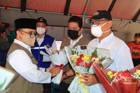 Bupati Banyuwangi Abdullah Azwar Anas mempersembahkan bunga untuk mengapresiasi para petugas kesehatan dan para petugas covid-19 saat meninjau Ponpes Dasrussalam Sabtu (12/9/20). foto: Teguh Prayitno/ bangsaonline.com)