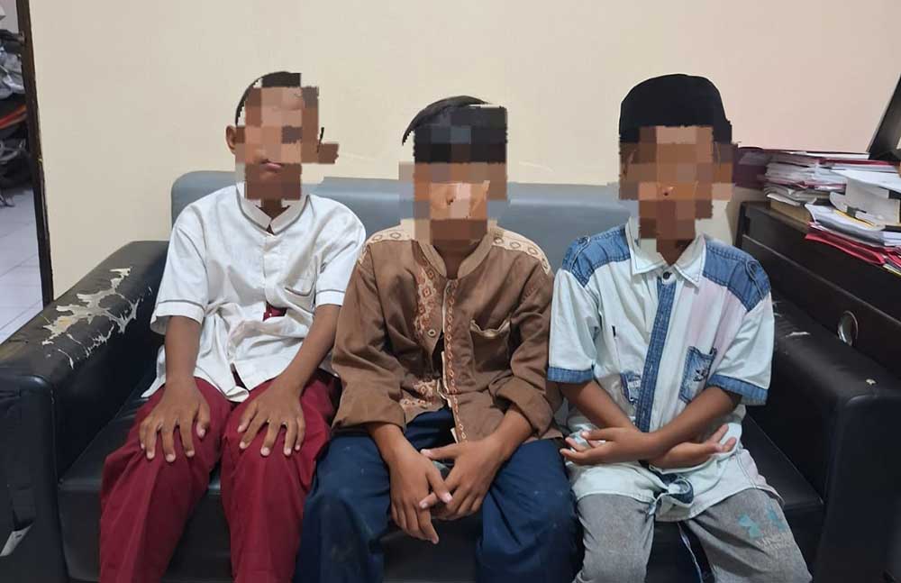 Tiga bocil terduga pelaku curanmor saat diamankan Polsek Gresik. Foto: Ist.